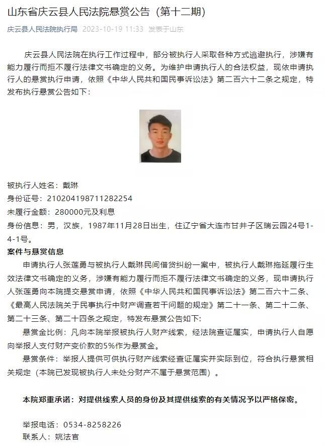 灯光下，女娃娃袖子撸到了臂弯的地方，露出一小截白生生的手臂来。